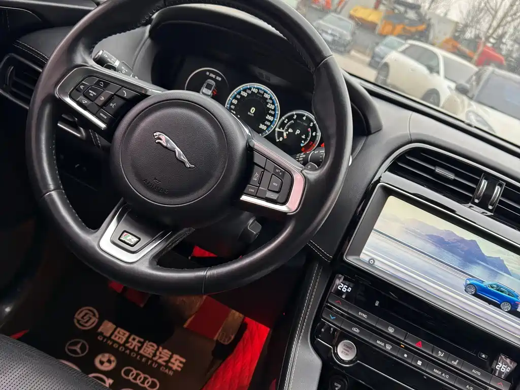Jaguar F-PACE 2016 — фото 14