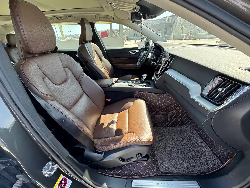 Volvo XC60 2018 — фото 17