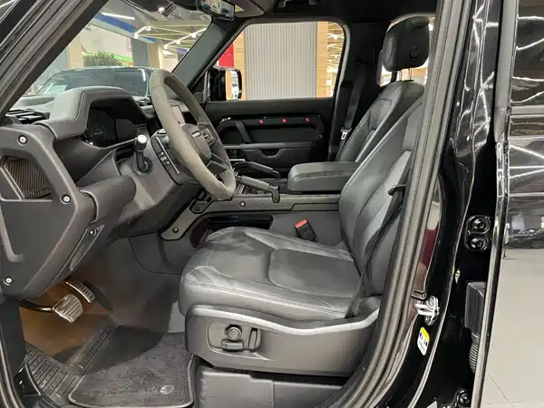 Land Rover Defender 2023