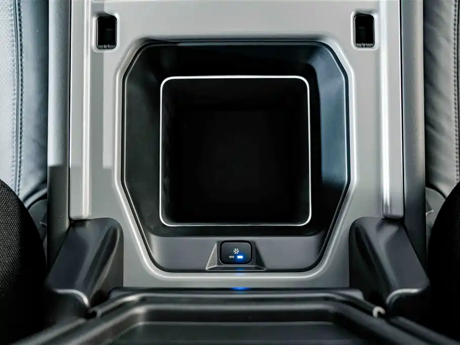 Land Rover Defender 2025 — фото 18