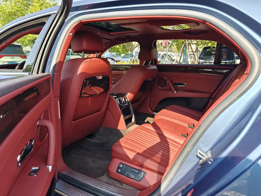 Bentley Flying Spur 2018 — фото 16