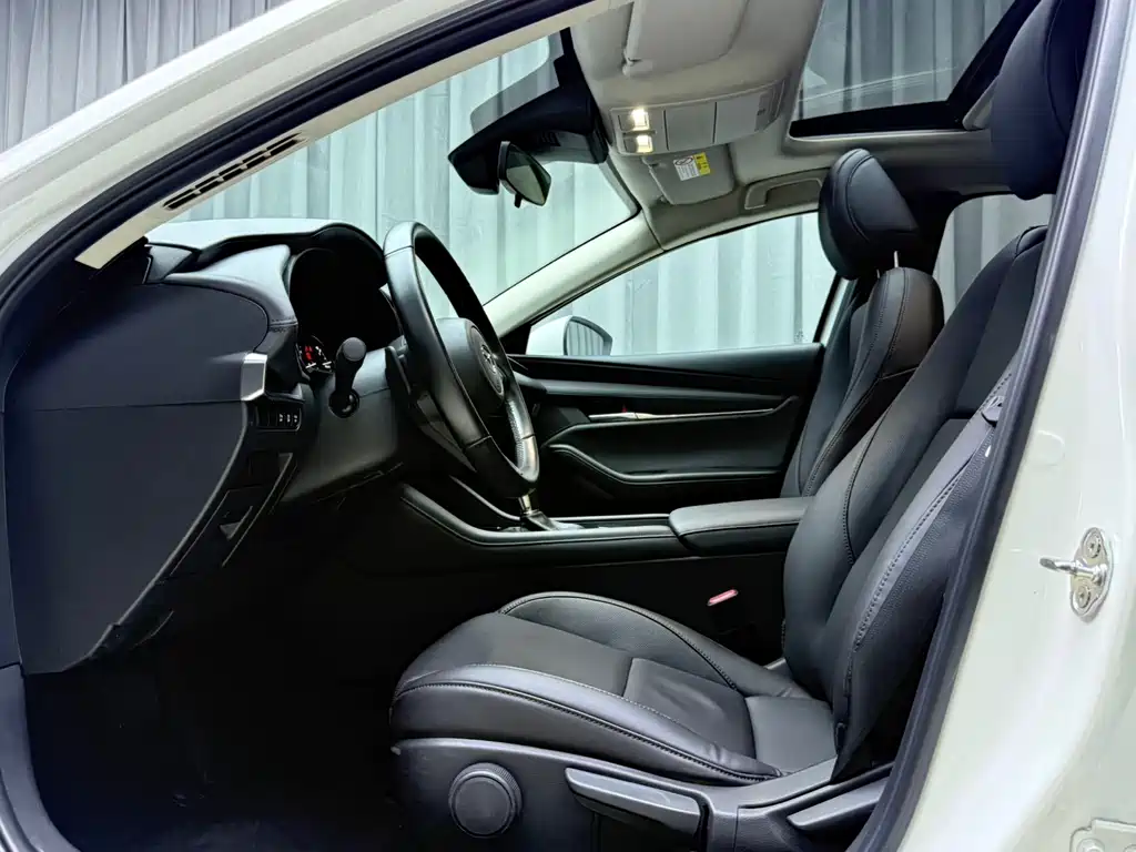 Mazda 3 Axela 2022 — фото 16