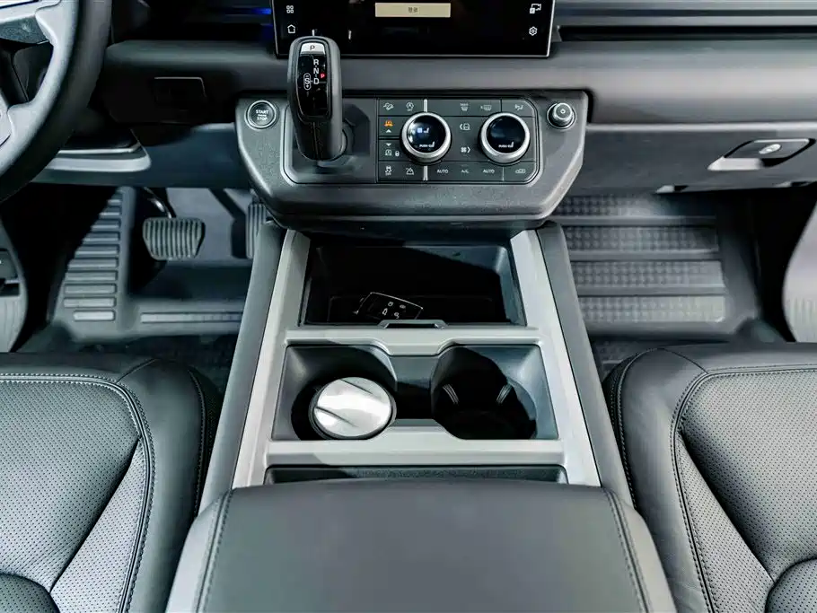 Land Rover Defender 2025 — фото 17
