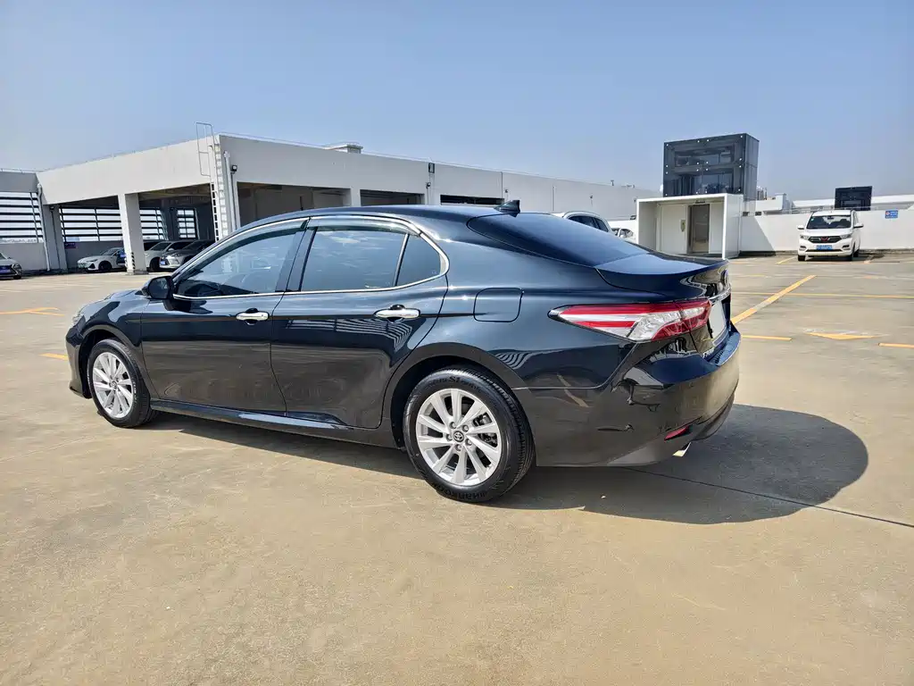 Toyota Camry 2022 — фото 4