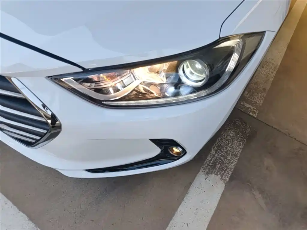 Hyundai Elantra 2017 — фото 24