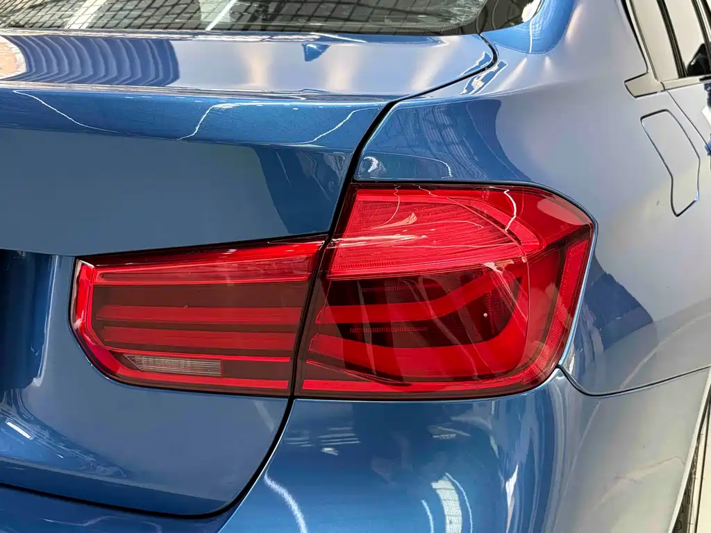 BMW 3 Series 2018 — фото 26