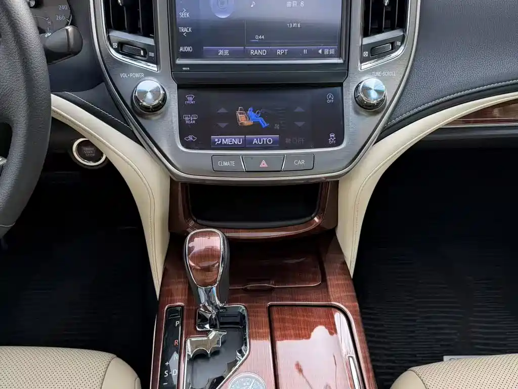Toyota Crown 2017 — фото 15