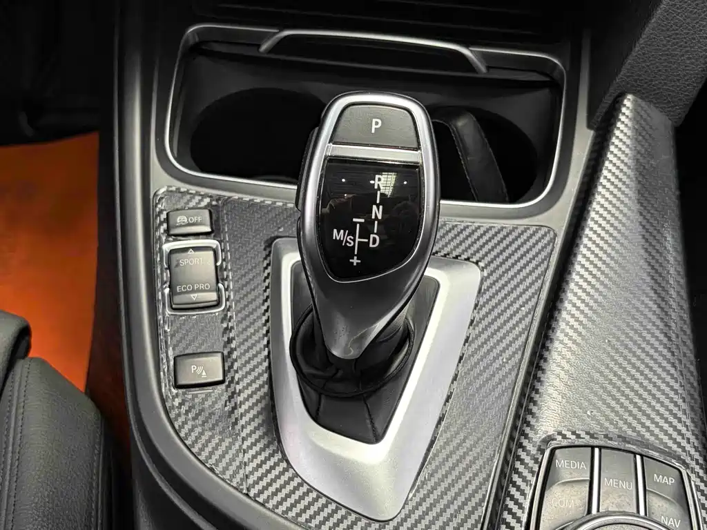 BMW 3 Series 2018 — фото 15