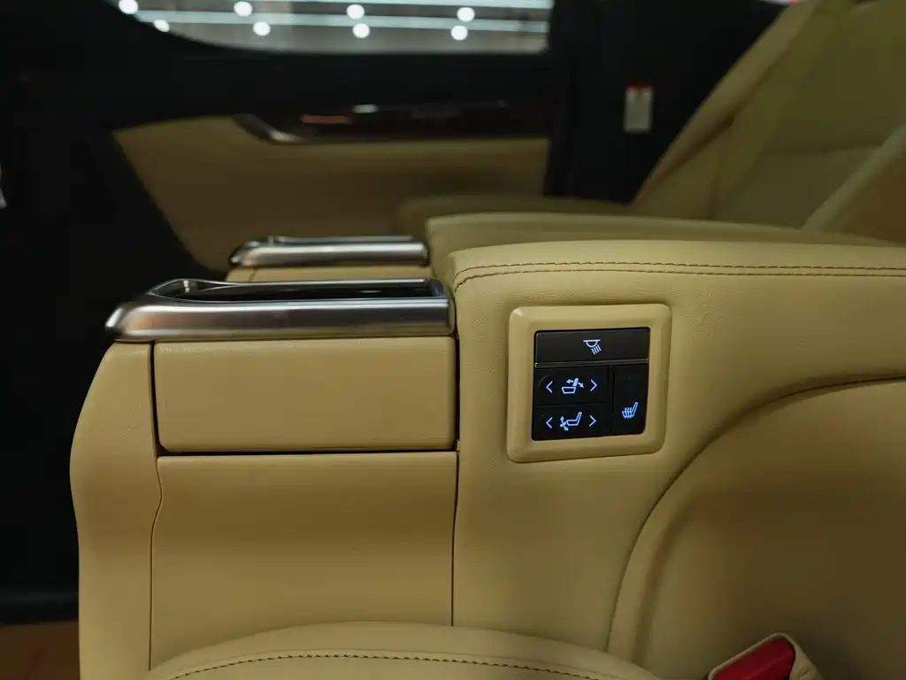 Toyota Alphard 2021 — фото 17