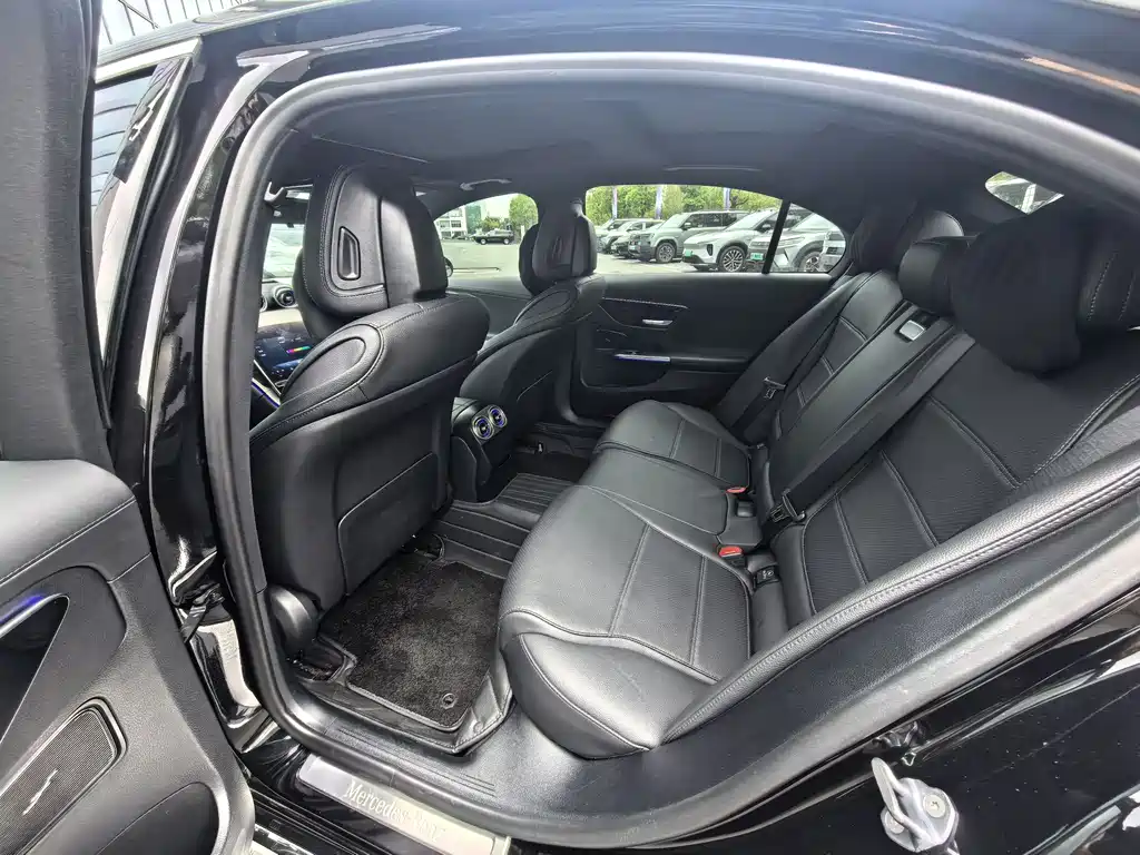Mercedes-Benz C-Class 2023 — фото 12