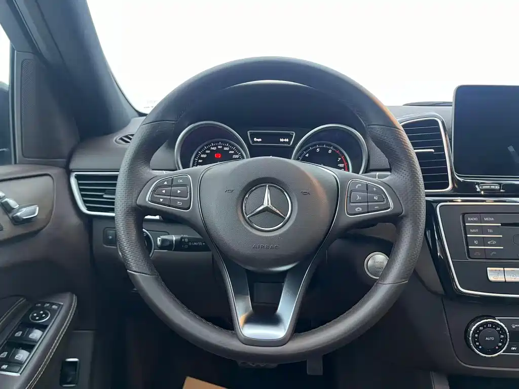 Mercedes-Benz GLE 2017 — фото 20