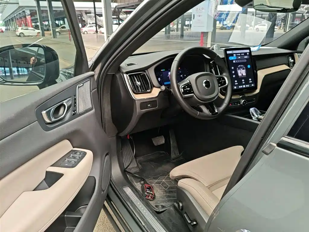 Volvo XC60 2025 — фото 16