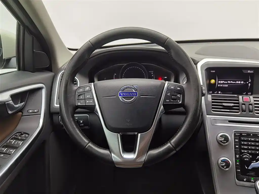 Volvo XC60 2017 — фото 11
