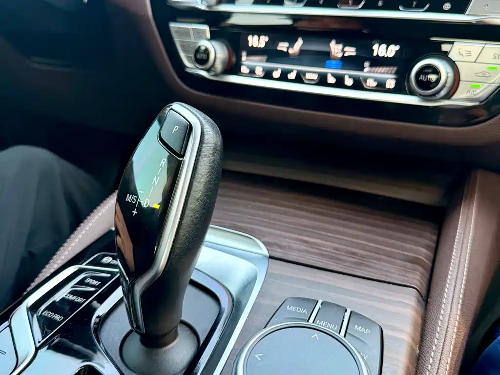 BMW 5 Series 2020 — фото 16