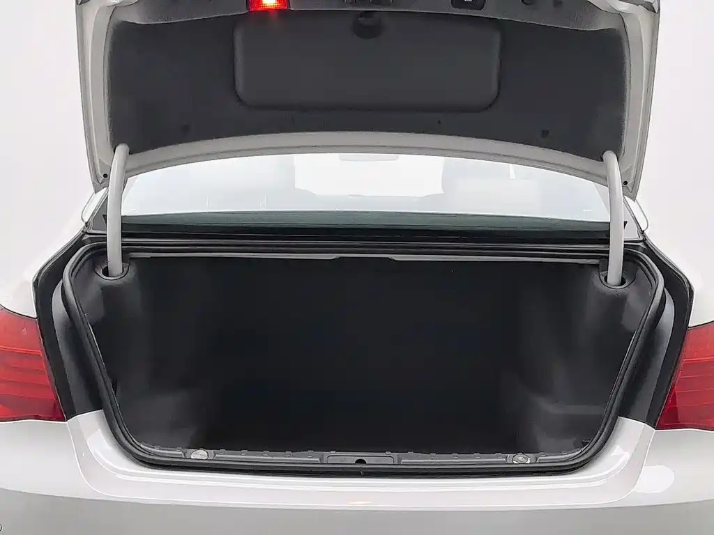 BMW 7 Series 2012 — фото 16