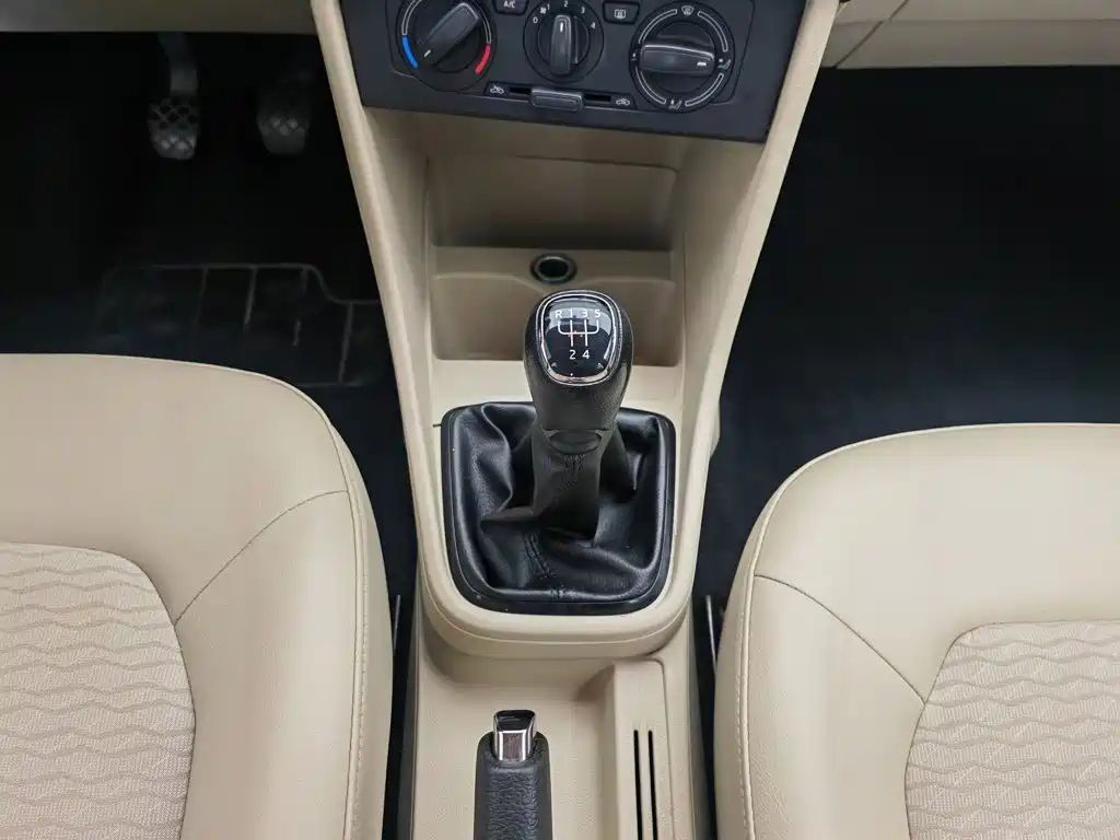Skoda Rapid 2015 — фото 13
