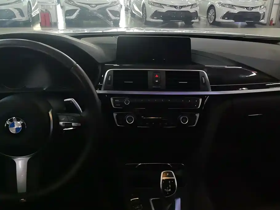 BMW 3 Series 2019 — фото 13