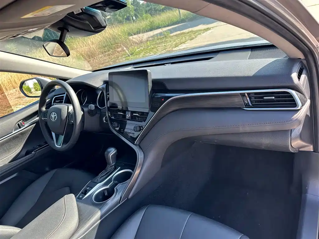 Toyota Camry 2023 — фото 17