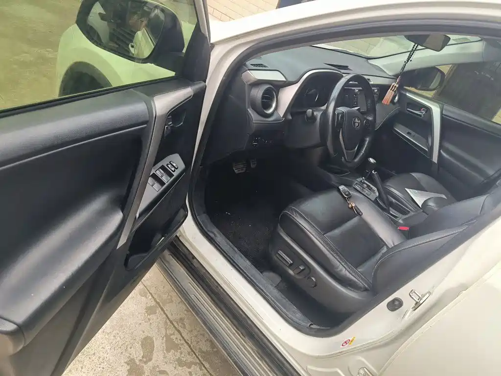 Toyota RAV4 2017 — фото 14