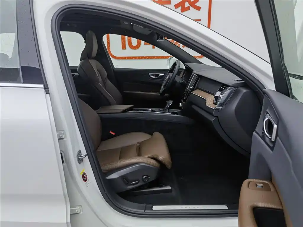 Volvo XC60 2021 — фото 23