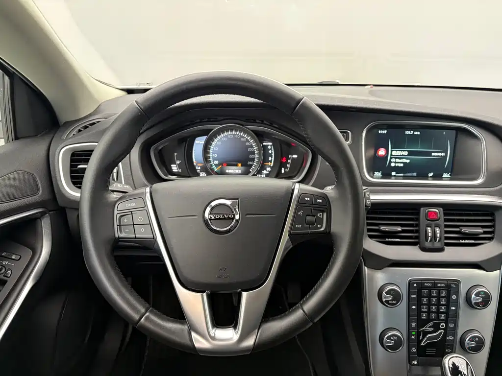 Volvo V40 2017 — фото 10