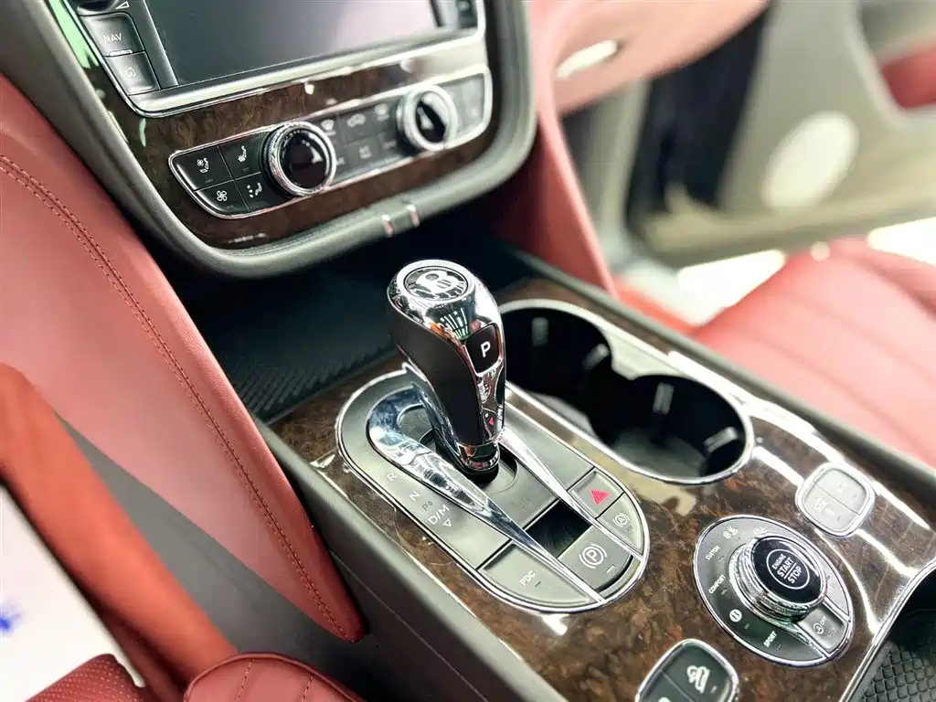 Bentley Bentayga 2018 — фото 12