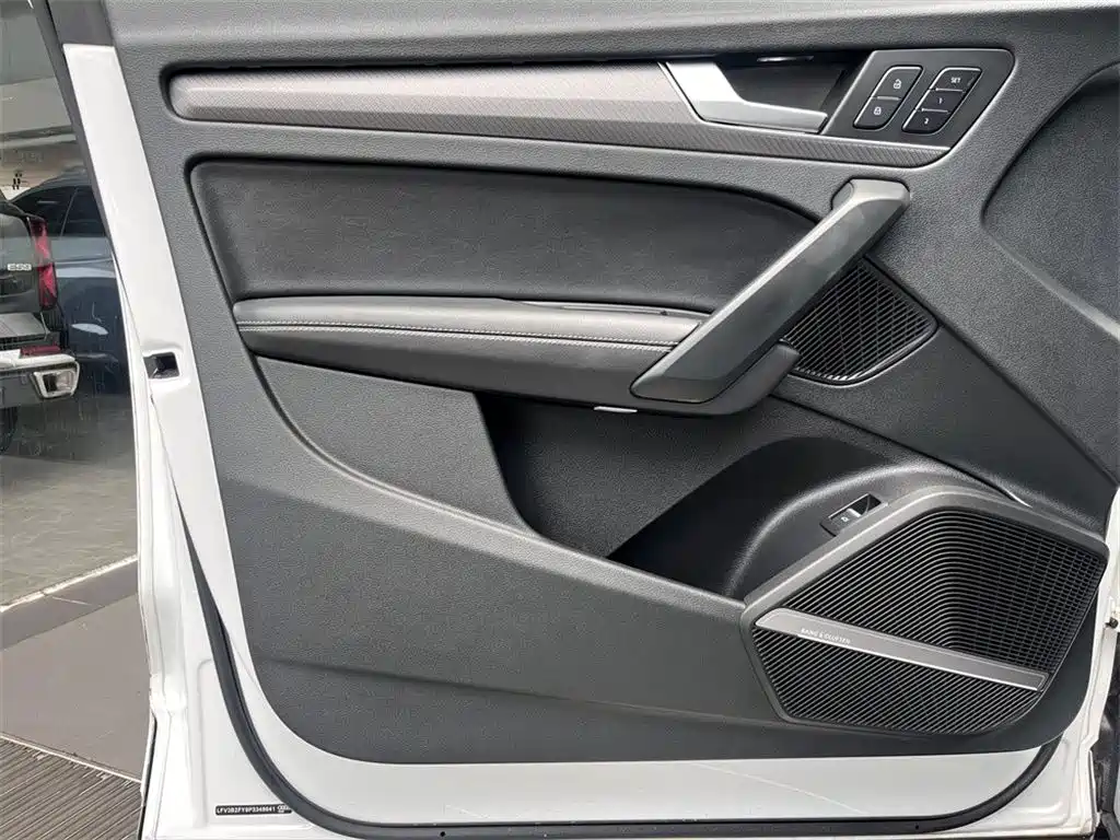 Audi Q5L 2023 — фото 16