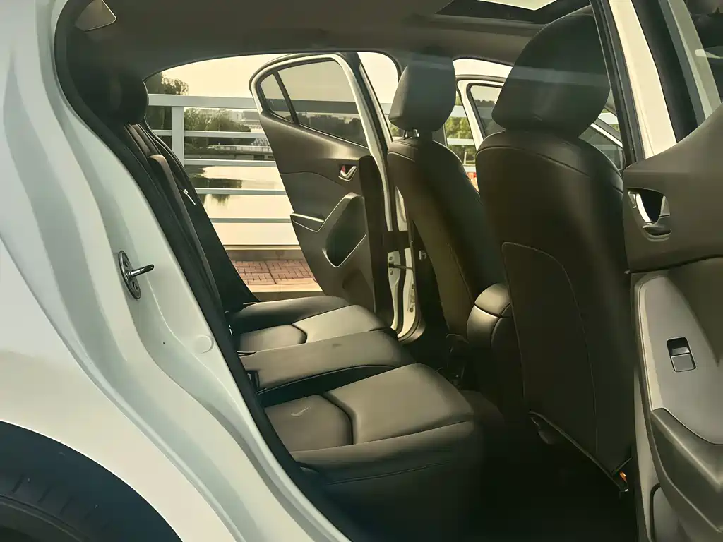 Mazda 3 Axela 2016 — фото 11