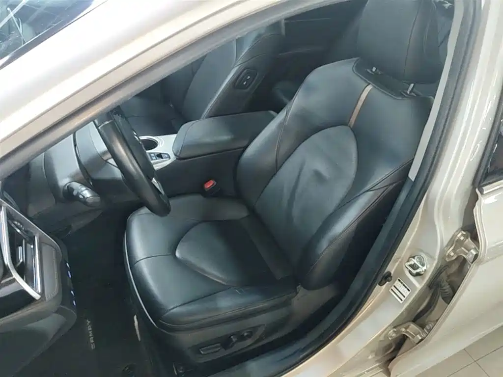 Toyota Camry 2019 — фото 15