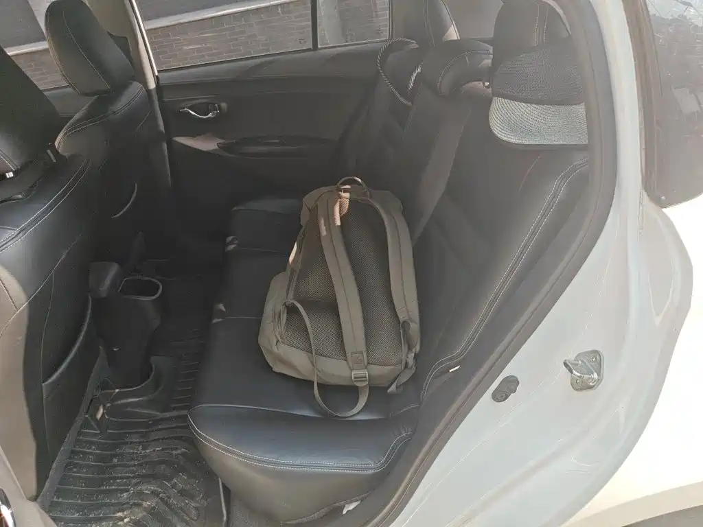 Toyota Yaris L 2018 — фото 14