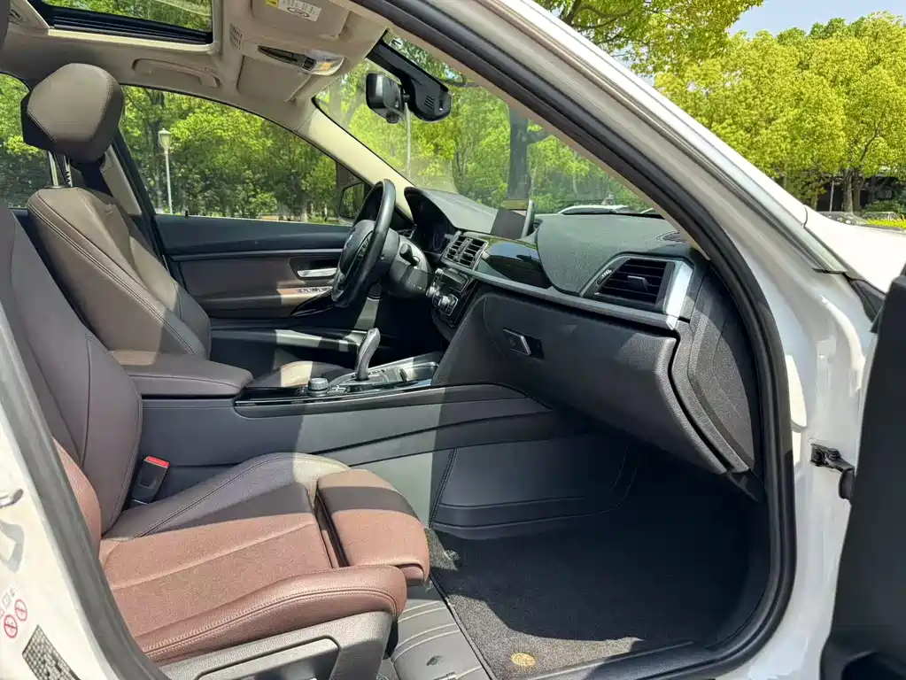 BMW 3 Series 2018 — фото 12