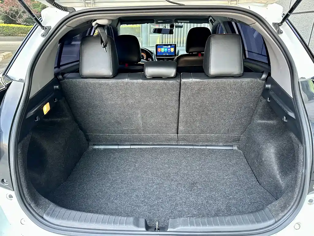 Toyota Yaris L 2022 — фото 12