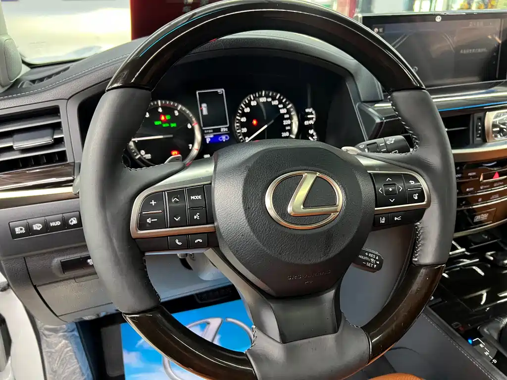 Lexus LX 2017 — фото 18