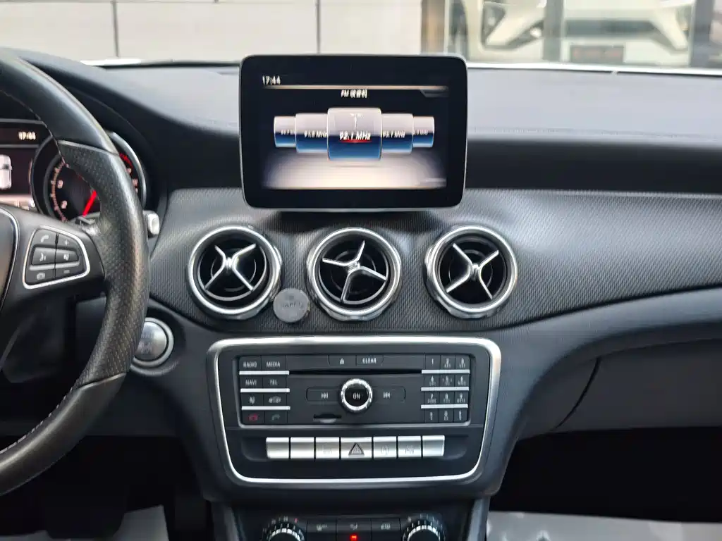 Mercedes-Benz GLA 2018 — фото 11