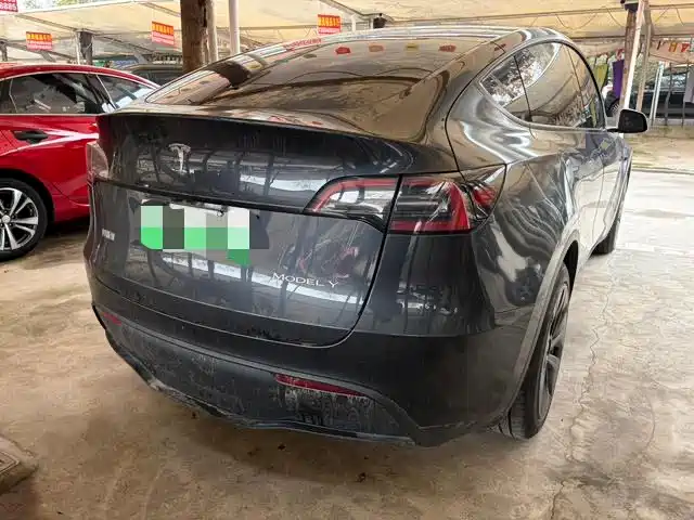 Tesla Model Y 2025 — фото 12