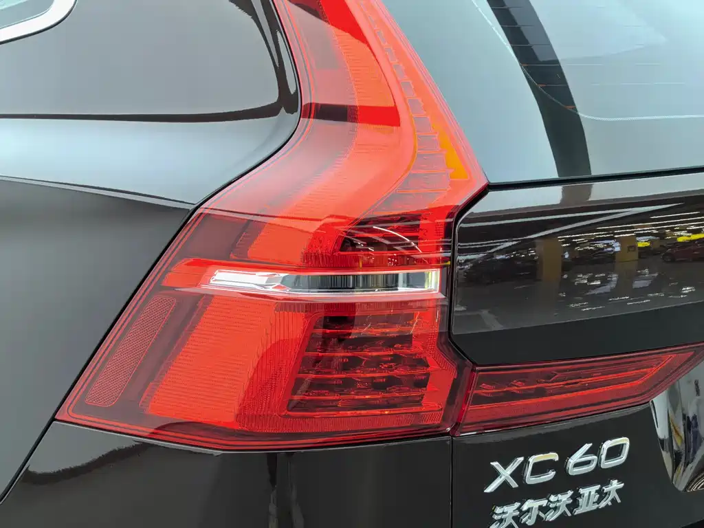 Volvo XC60 2018 — фото 12