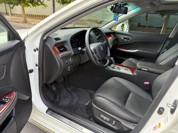Toyota Crown 2014