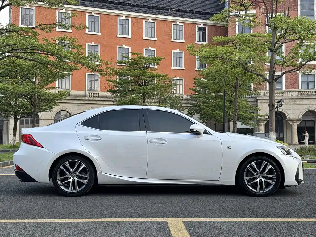 Lexus IS 2018 — фото 4