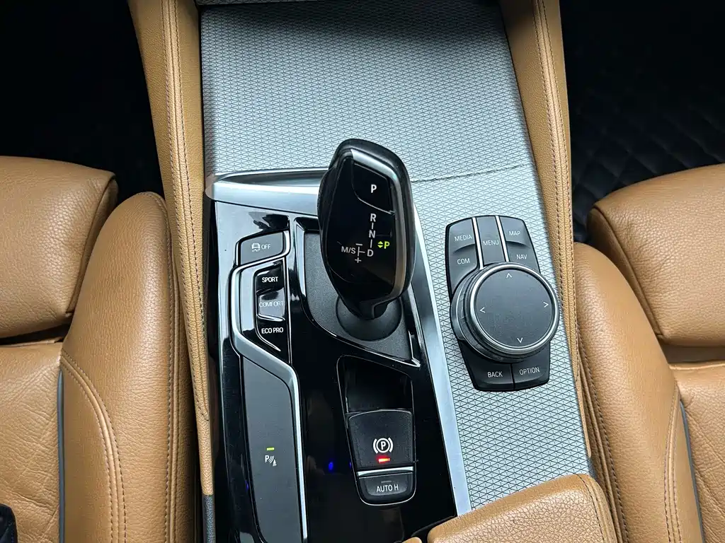 BMW 5 Series 2019 — фото 19