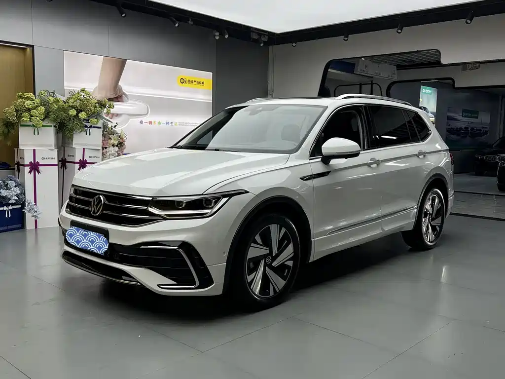 Volkswagen Tiguan L 2023 — фото 1
