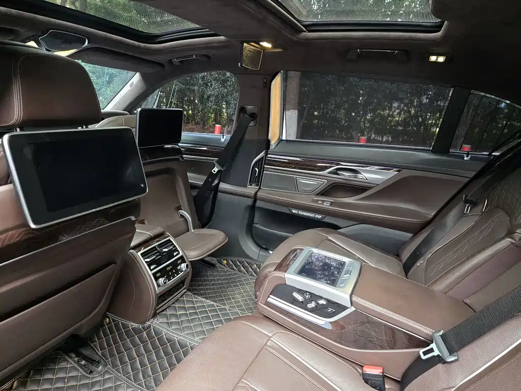 BMW 7 Series 2017 — фото 13