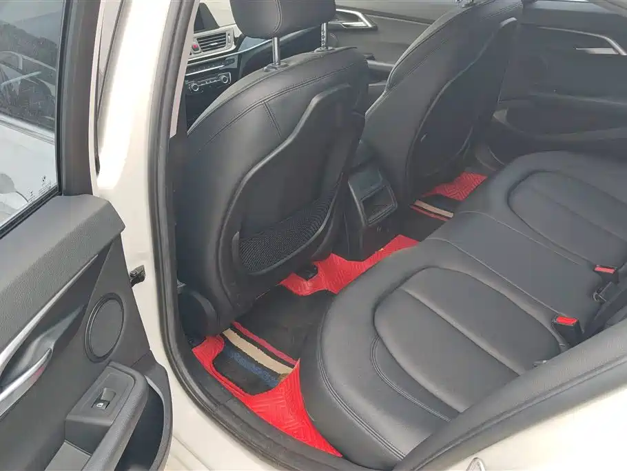 BMW 1 Series 2018 — фото 11