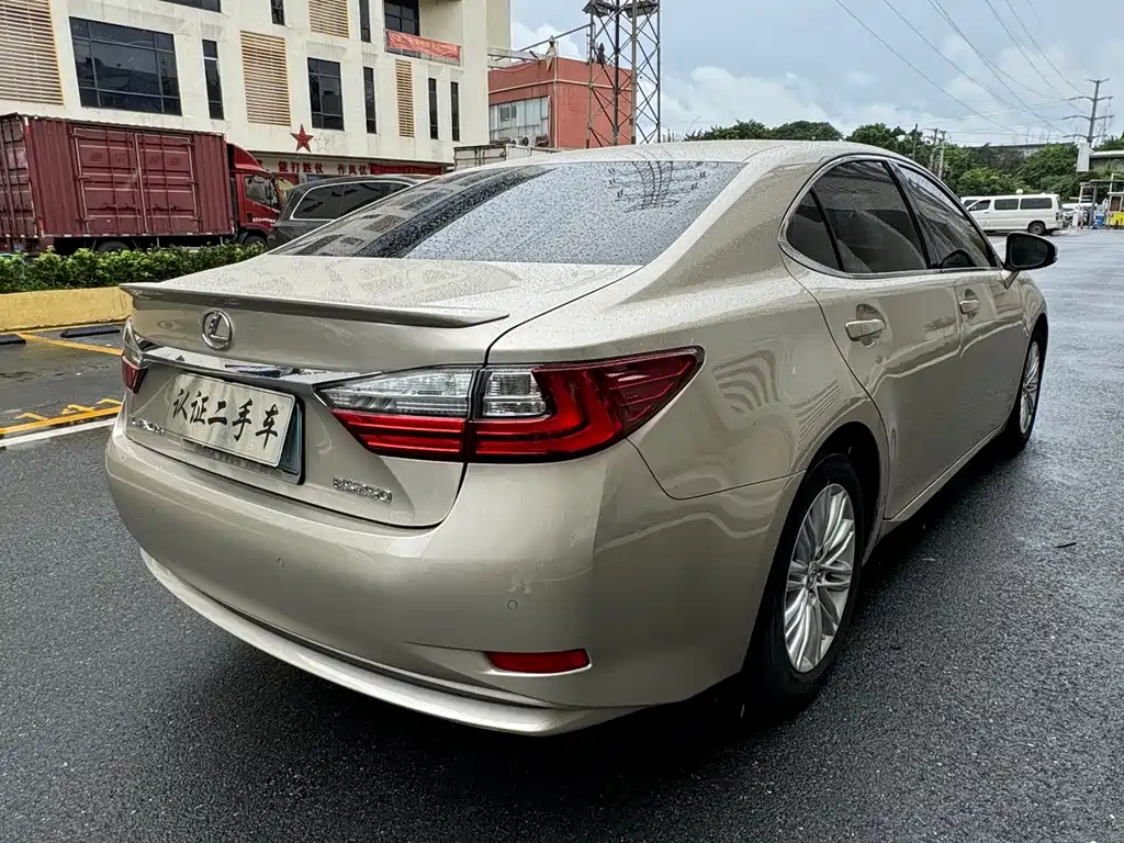 Lexus ES 2017 — фото 16