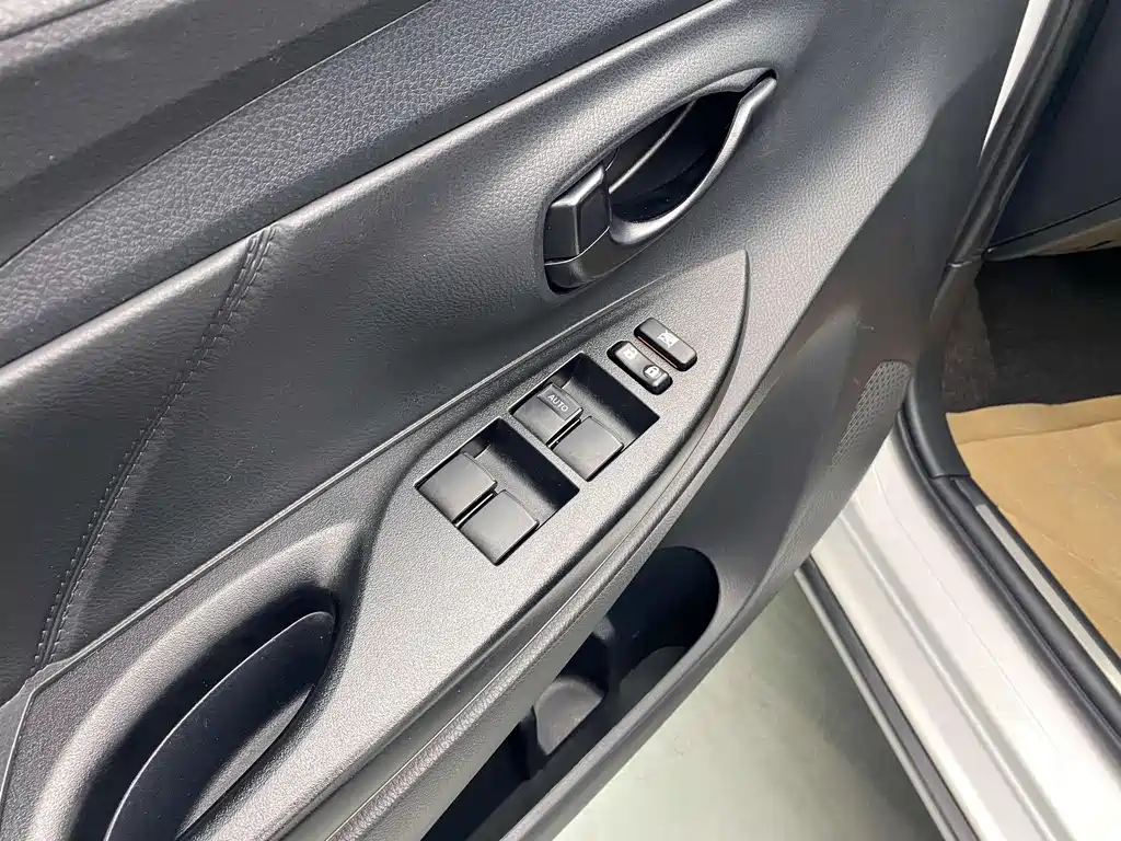Toyota Yaris L 2022 — фото 18