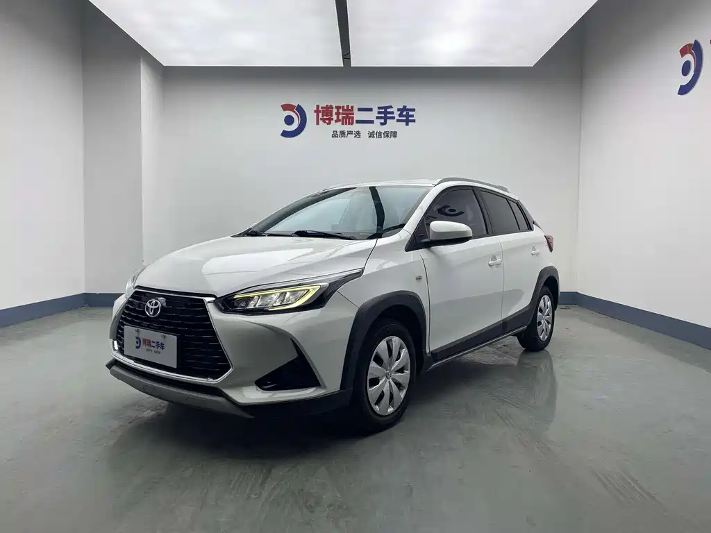 Toyota Yaris L 2022 — фото 1
