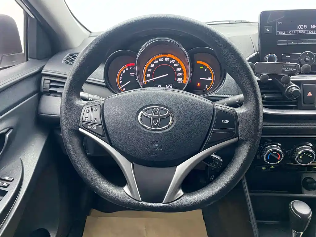 Toyota Yaris L 2022 — фото 12