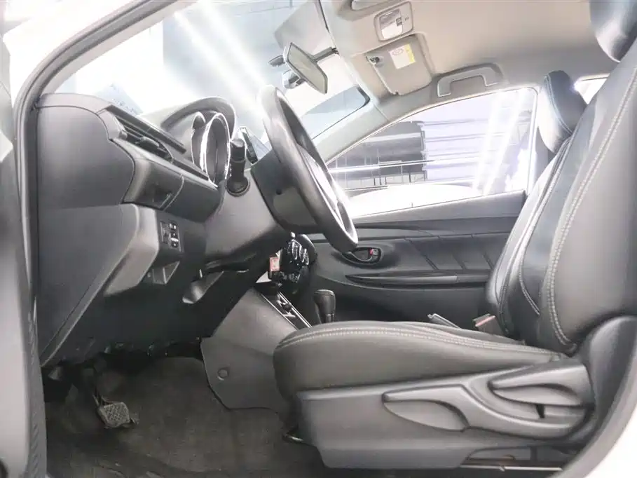Toyota Yaris L 2020 — фото 11