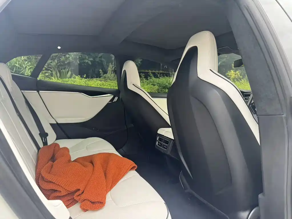 Tesla Model S 2014 — фото 15