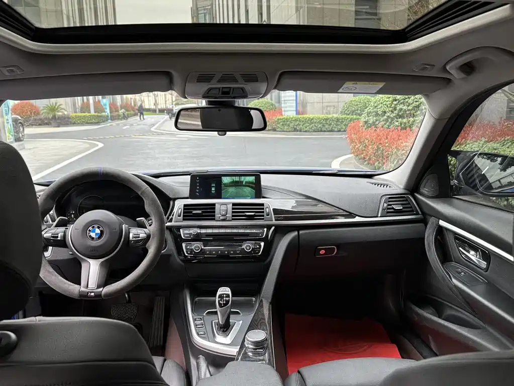 BMW 3 Series 2018 — фото 21