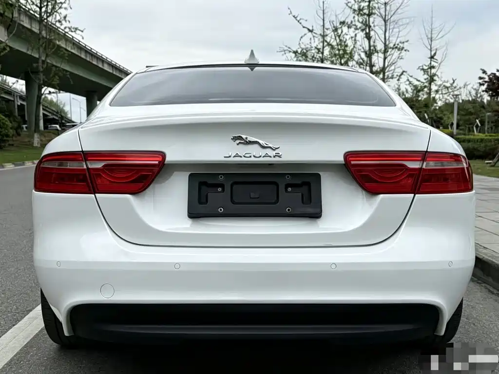 Jaguar XE 2016 — фото 8